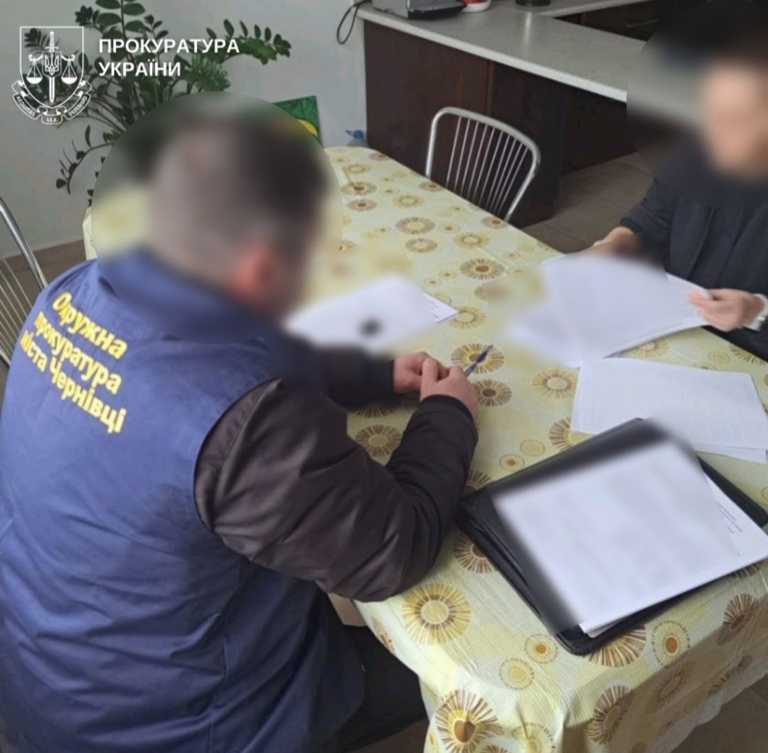 У Чернівцях двох колишніх посадовців комунального підприємства підозрюють у заволодінні понад 1 млн грн