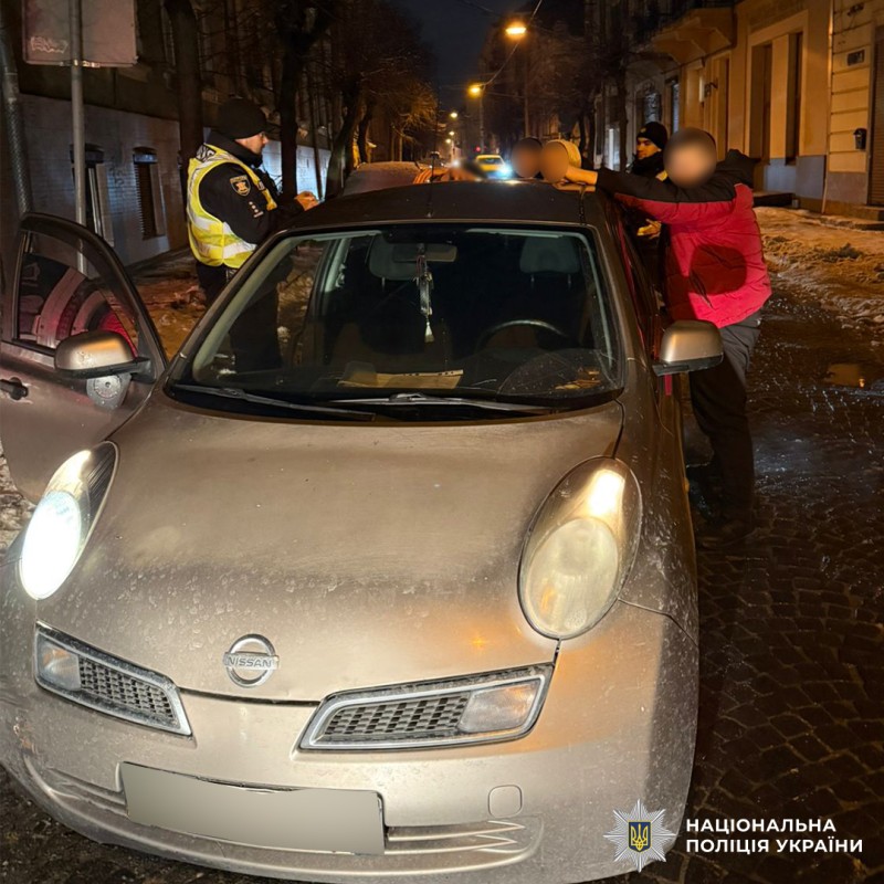 У Чернівцях поліціянти затримали двох молодиків, які викрали автомобіль