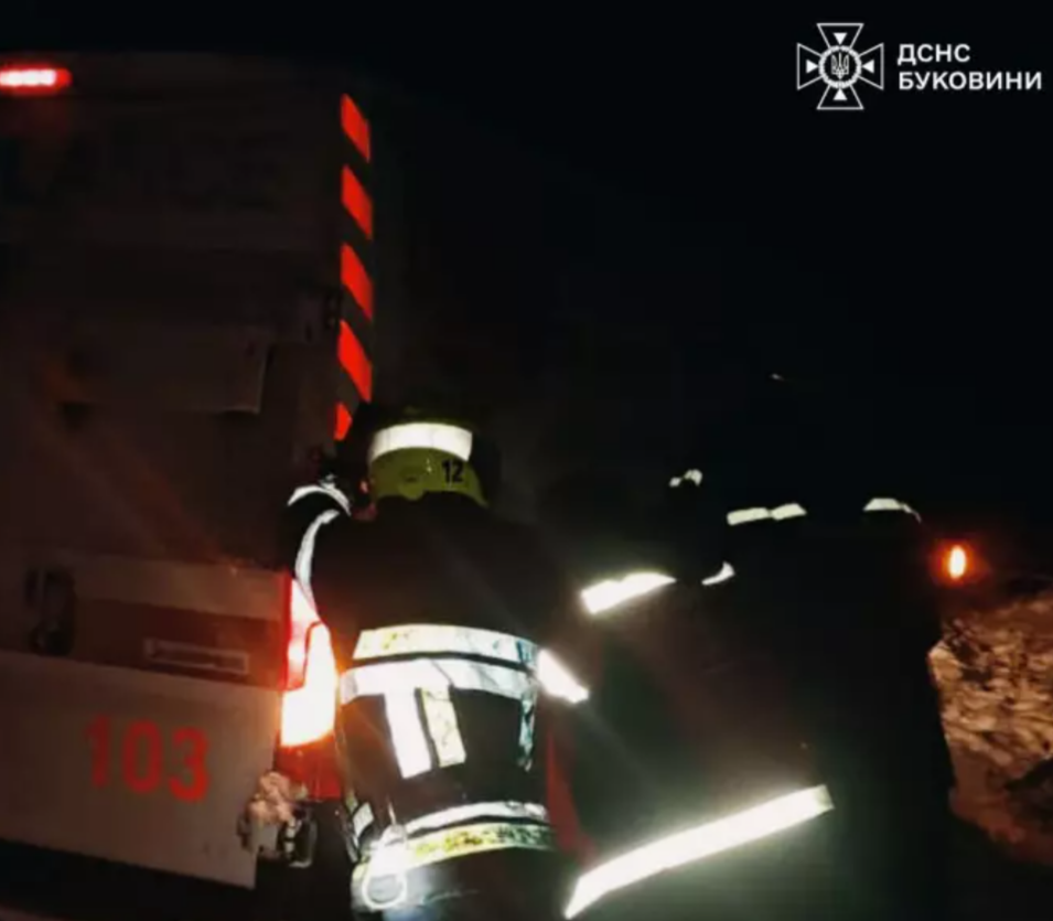 На Буковині рятувальники відбуксирували автомобіль екстреної допомоги