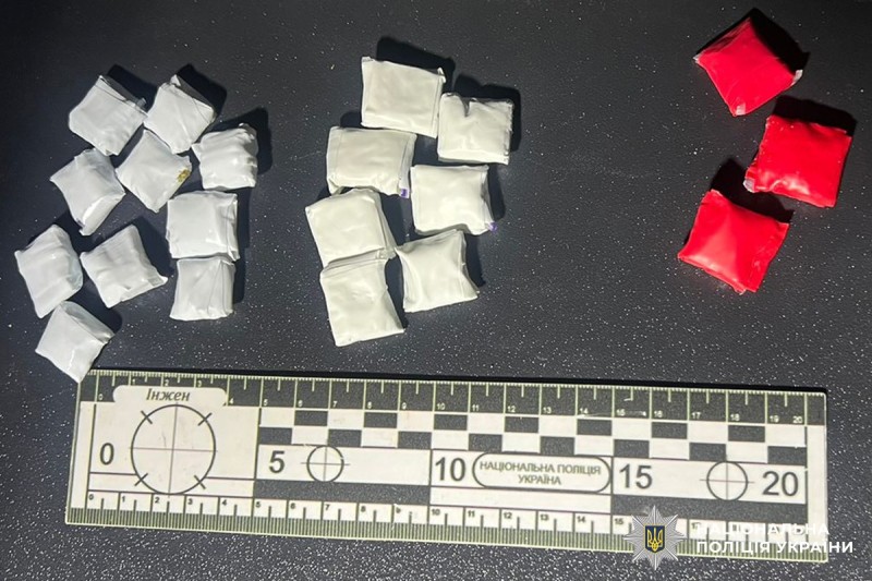 У Чернівцях поліцейські затримали чоловіка, підозрюваного у зберіганні психотропів з метою збуту