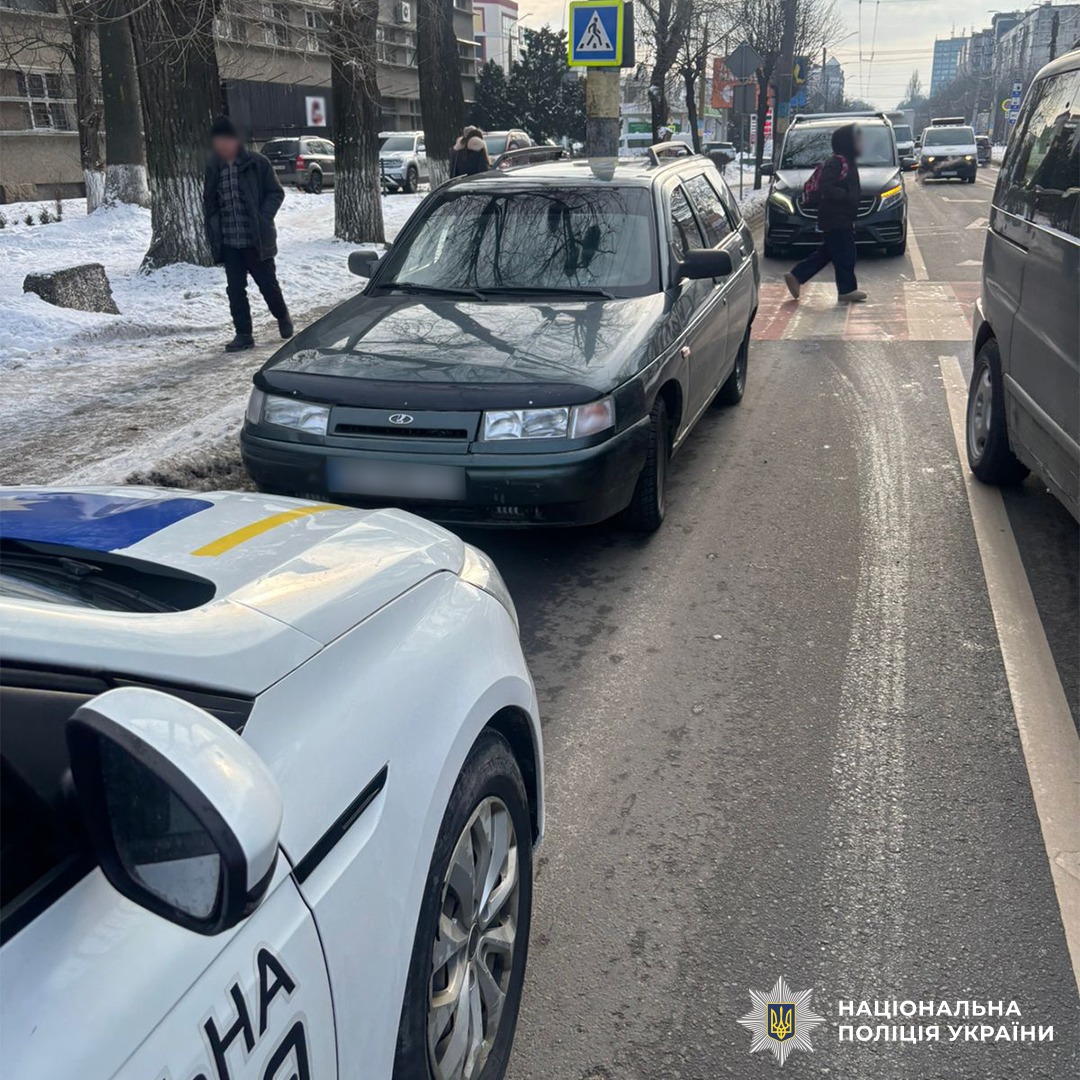 У Чернівцях поліціянти розслідують ДТП, в якій травмувалася пенсіонерка