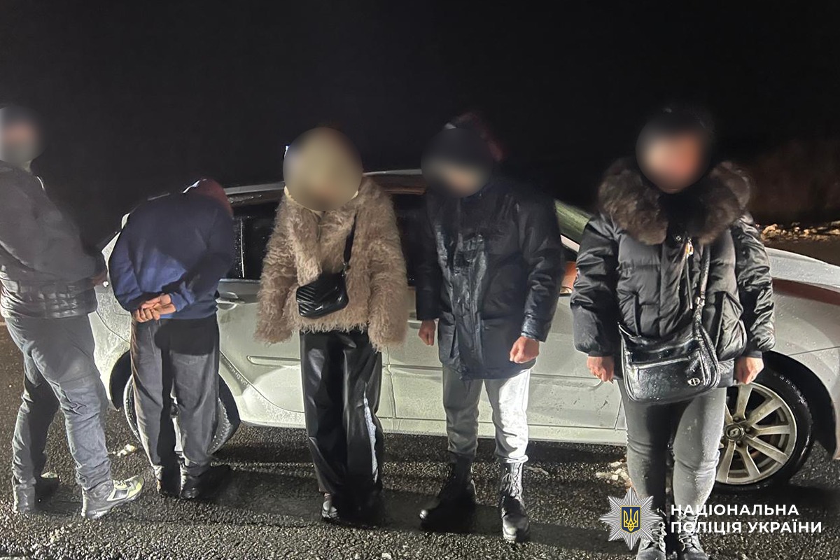 Поліціянти Буковини викрили організаторку незаконного перетину держкордону та її спільників