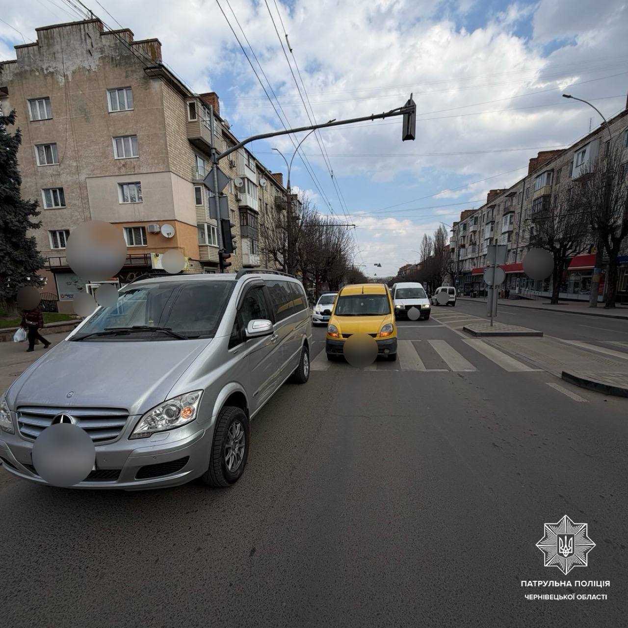 У Чернівцях на перехресті Миколайчука та проспекту Незалежності сталася ДТП — рух ускладнено