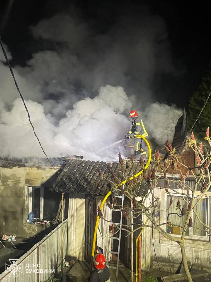 За добу на Буковині сталося 12 надзвичайних подій: рятувальники ліквідували пожежі та попереджають про небезпеку