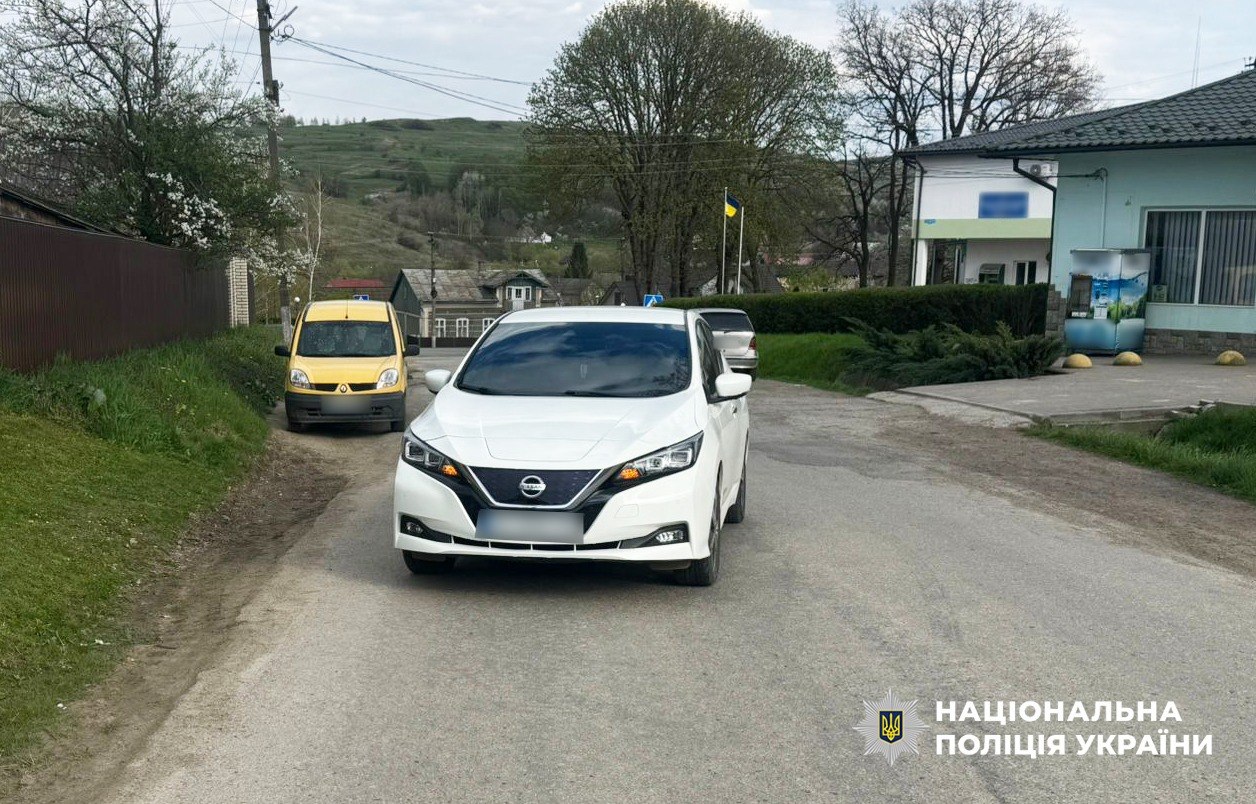 У Чернівецькому районі внаслідок наїзду автомобіля травмувалася 10-річна дитина