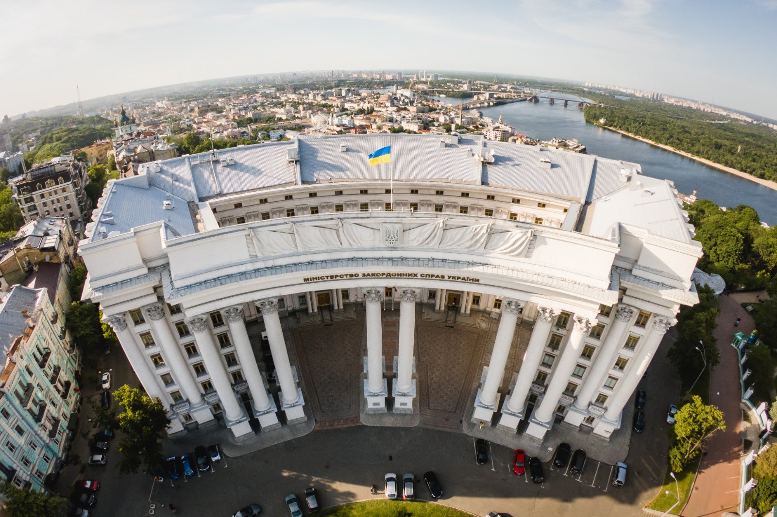 Вперше з часів Другої світової війни — росіяни пошкодили будівлю МЗС України