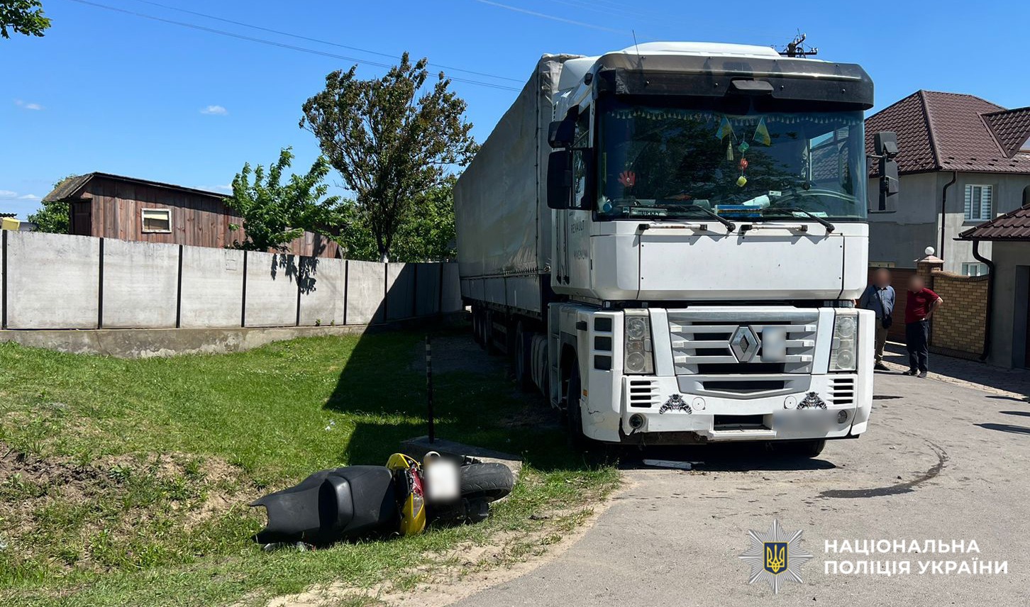 На Буковині 15-річний мотоцикліст врізався у припарковану вантажівку