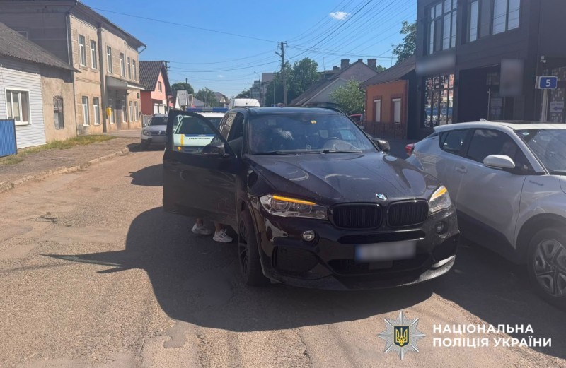 У Новоселиці автомобіль BMW збив 11-річного хлопчика
