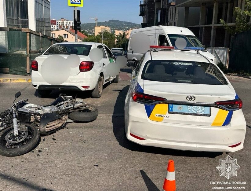 У Чернівцях на перехресті Героїв Майдану та Щербанюка сталася ДТП: рух ускладнено