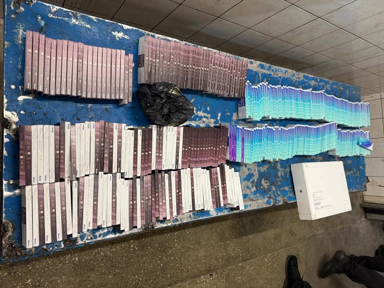 На кордоні з Румунією прикордонники вилучили старовинні ікони, монети та прихований товар