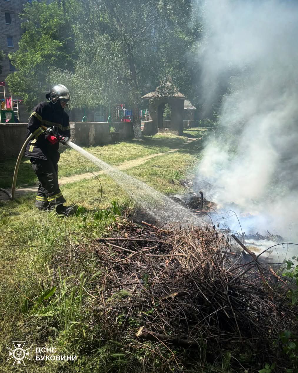 За добу на Буковині сталося дев’ять надзвичайних подій: горіли суха трава, сміття та господарська будівля