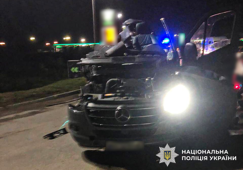 Смертельне перекидання мотоцикла, травмовані підлітки та зіткнення з вантажівкою: на Буковині сталася серія серйозних ДТП